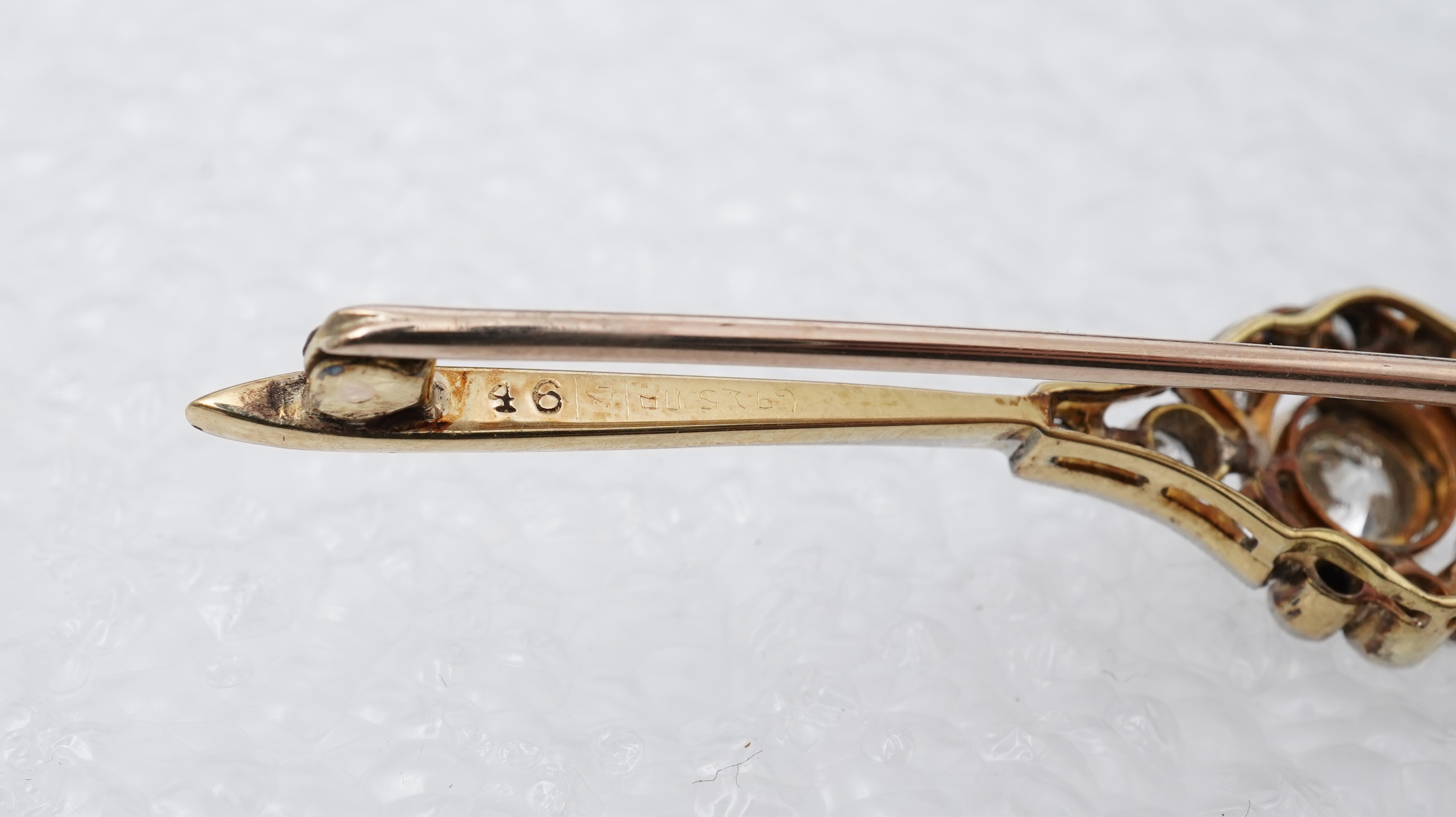 A diamond bar brooch, early 20th century